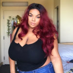 Plus size / Curvy model Lauren (aka Ellemxdison) modeling a plus size black top and plus size jeans