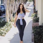 Holly Luyah (@luyah) a Curvy Plus Size Model wearing a pair of curvy jeans