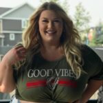 Lyndsay Patricia (aka PlusSizeBarbiiee) - plus size model - wearing a plus size "good vibes" t-shirt by @fashionnovacurve