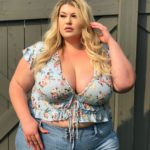 Lyndsay Patricia (aka PlusSizeBarbiiee) - plus size model - wearing a plus size jeans and a plus size flower top by @fashionnovacurve