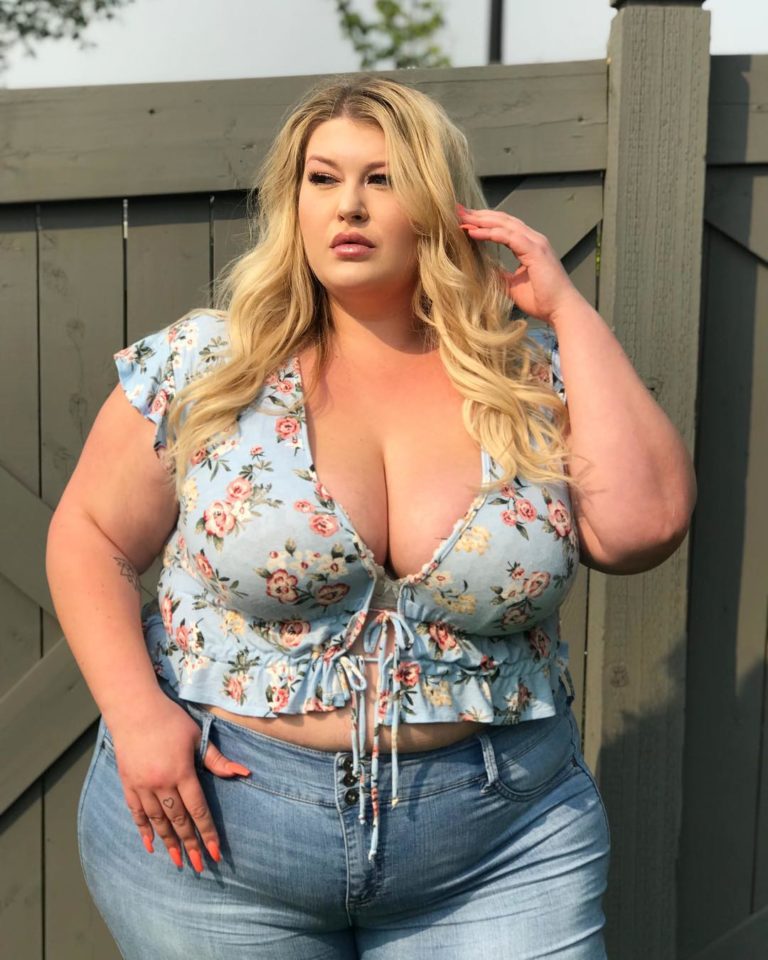 Lyndsay Patricia (aka PlusSizeBarbiiee) - plus size model - wearing a plus size jeans and a plus size flower top by @fashionnovacurve