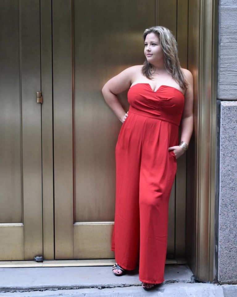 Plus Size model Sarah Hamel-Smith aka TheCurvyTrini is wearing a plus size red romper by @maree_pour_toi