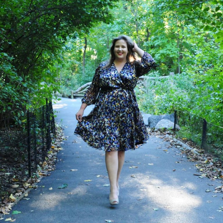 Sarah aka TheCurvyTrini a plus size blogger and plus size model is wearing a plus size dress by @maree_pour_toi